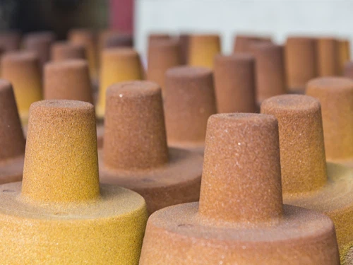 What are the compaction rates of wet sand, coated sand, and resin sand?